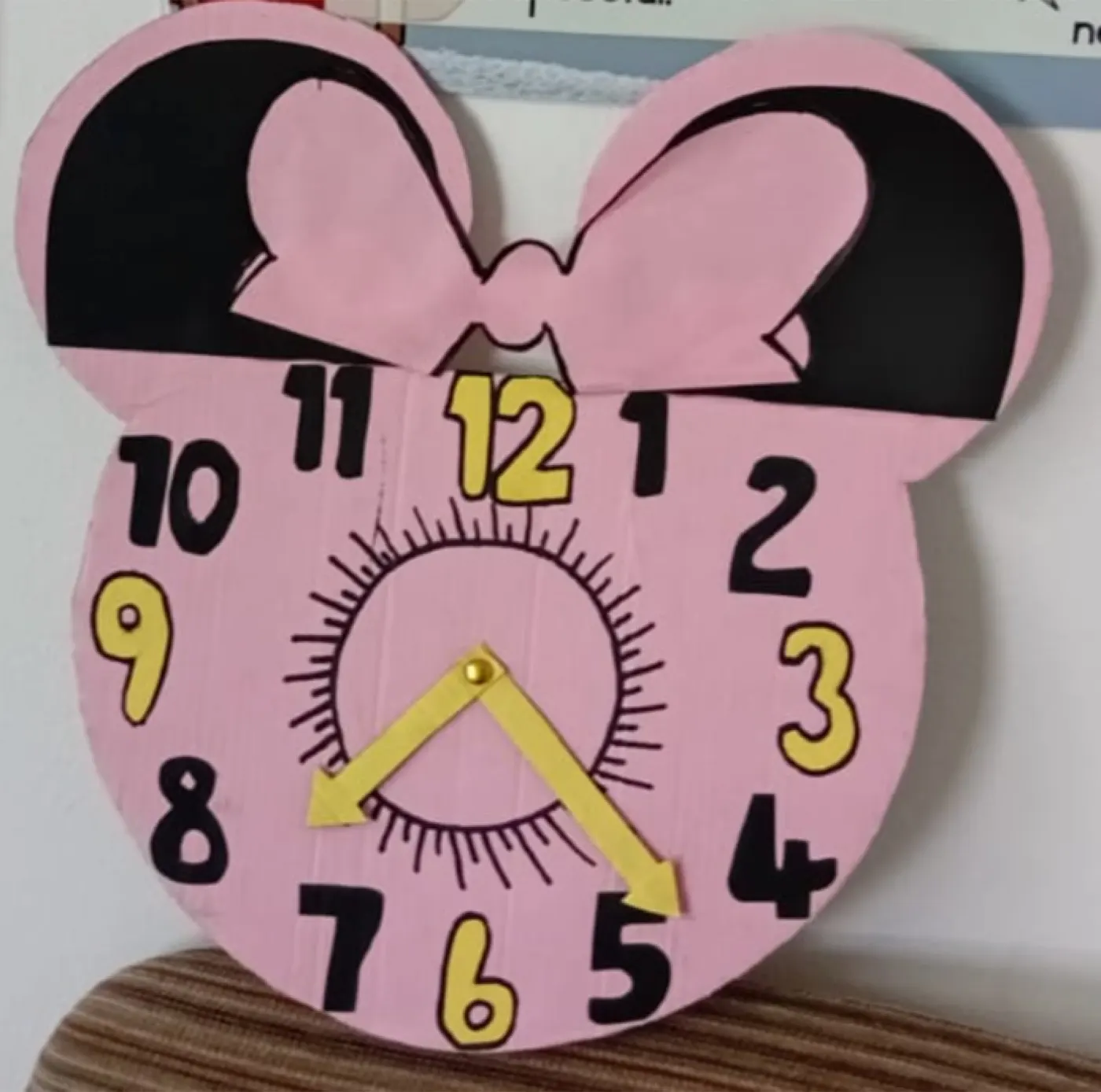 Grade 2 pink bow-shaped clock craft